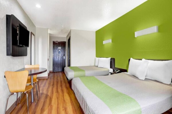 Foto van 2 tweepersoonsbedden (queensize) | Niet-roken, koelkast (Micfridge) - BedRoom