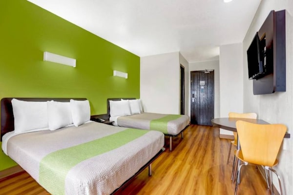 Foto van 2 tweepersoonsbedden (queensize) | Niet-roken, koelkast (Micfridge) - BedRoom