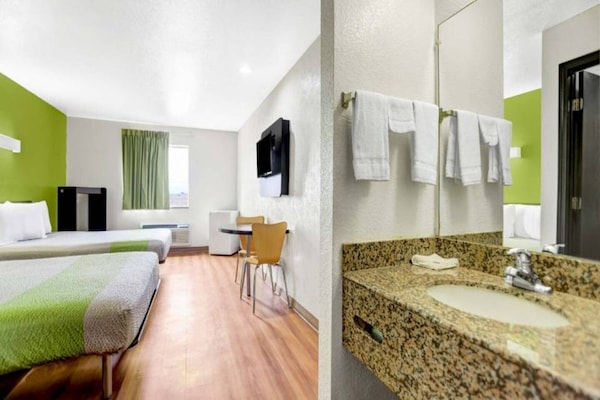 Foto van 2 tweepersoonsbedden (queensize) | Niet-roken, koelkast (Micfridge) - BedRoom