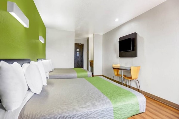 Foto van 2 tweepersoonsbedden (queensize) | Niet-roken, koelkast (Micfridge) - BedRoom