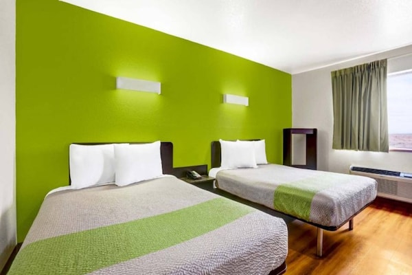 Foto van 2 tweepersoonsbedden (queensize) | Niet-roken, koelkast (Micfridge) - BedRoom