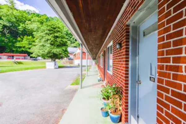 Foto van 2 tweepersoonsbedden | NSMK | Beaver WV - Vakantiehuis in Beaver WV - ExteriorSummer