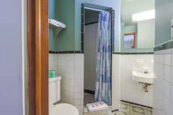 Foto van 2 tweepersoonsbedden | NSMK | Beaver WV - Vakantiehuis in Beaver WV - BathRoom