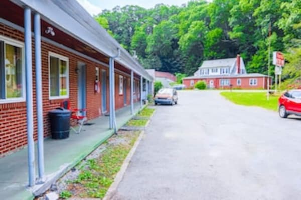 Foto van 2 tweepersoonsbedden | NSMK | Beaver WV - Vakantiehuis in Beaver WV - parking