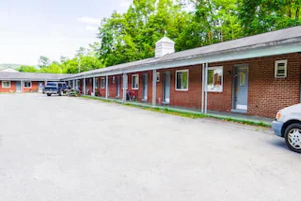 Foto van 2 tweepersoonsbedden | NSMK | Beaver WV - Vakantiehuis in Beaver WV - ExteriorSummer