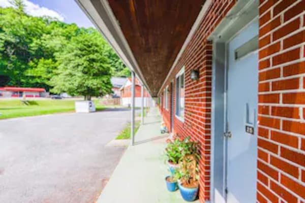 Foto van 2 tweepersoonsbedden | NSMK | Beaver WV - Vakantiehuis in Beaver WV - ExteriorSummer