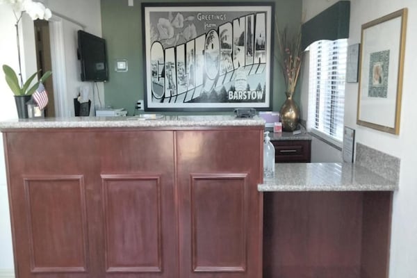 Foto van 2 tweepersoonsbedden (queensize) | Rookvrij - Vakantiehuis in Barstow CA - HallReception