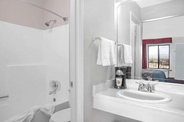 Foto van 2 tweepersoonsbedden (queensize) | Rookvrij - Vakantiehuis in Barstow CA - BathRoom
