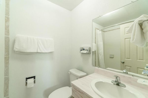 Foto van 2 tweepersoonsbedden (queensize) | Rookvrij - Vakantiehuis in Boise City, OK - BathRoom
