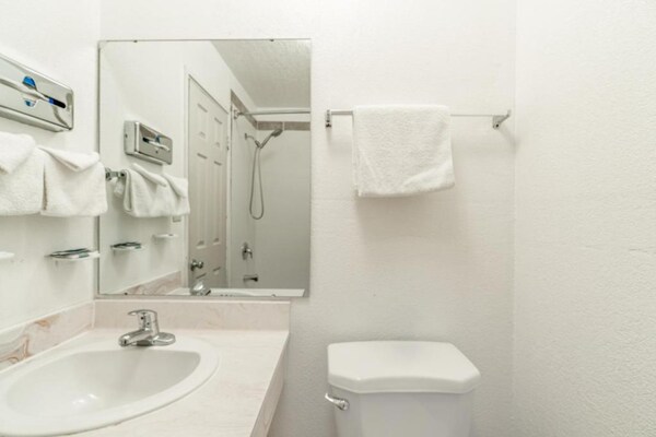 Foto van 2 tweepersoonsbedden (queensize) | Roken mogelijk - Vakantiehuis in Boise City, OK - BathRoom