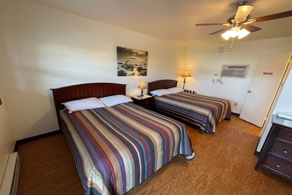 Foto van 2 tweepersoonsbedden | Rookvrij - Vakantiehuis in Cadiz OH - BedRoom