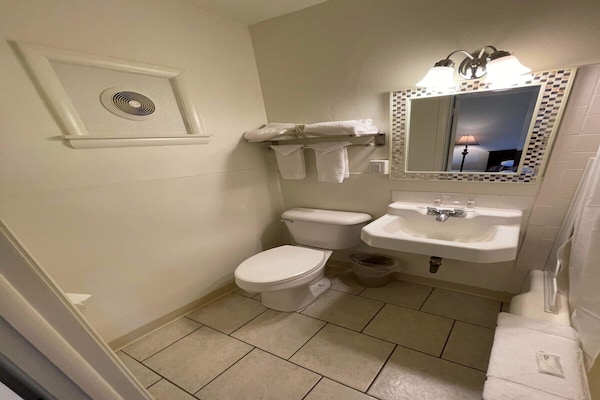 Foto van 2 tweepersoonsbedden | Rookvrij - Vakantiehuis in Cadiz OH - BathRoom