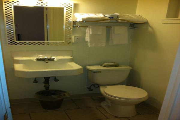 Foto van 2 tweepersoonsbedden | Rookvrij - Vakantiehuis in Cadiz OH - BathRoom