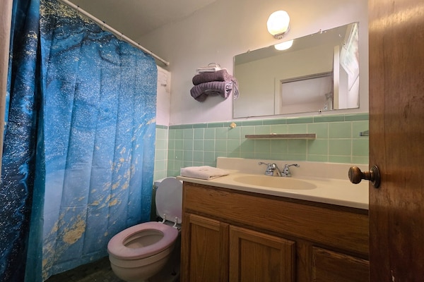 Foto van 2 tweepersoonsbedden (queensize) Niet-roken - Vakantiehuis in Eagle Grove, IA - BathRoom