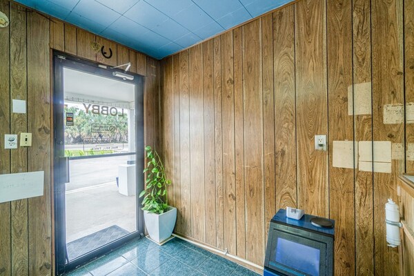 Foto van 2 Queensize bedden | Smk | Falfurrias TX - Vakantiehuis in Falfurrias TX - HallReception