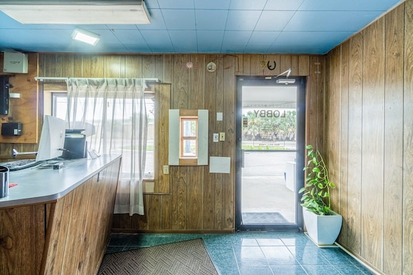 Foto van 2 Queensize bedden | Smk | Falfurrias TX - Vakantiehuis in Falfurrias TX - HallReception