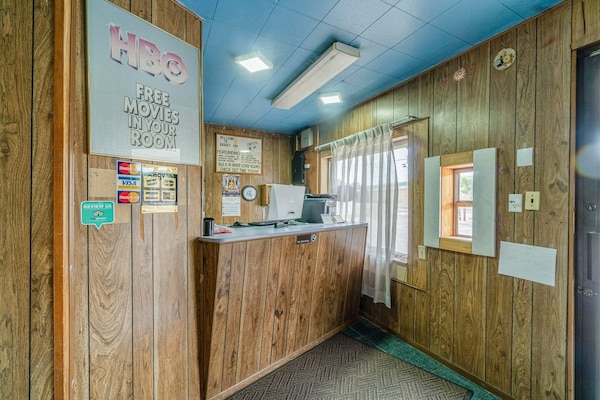 Foto van 2 Queensize bedden | Smk | Falfurrias TX - Vakantiehuis in Falfurrias TX - HallReception