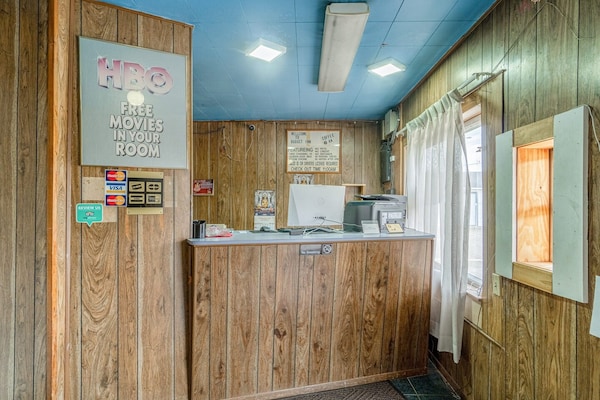 Foto van 2 Queensize bedden | Smk | Falfurrias TX - Vakantiehuis in Falfurrias TX - HallReception