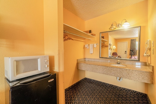 Foto van 2 Queensize bedden | Smk | Falfurrias TX - Vakantiehuis in Falfurrias TX - BathRoom