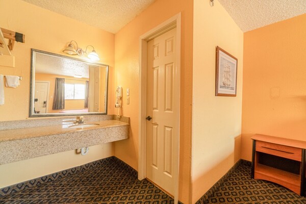 Foto van 2 Queensize bedden | Smk | Falfurrias TX - Vakantiehuis in Falfurrias TX - BathRoom