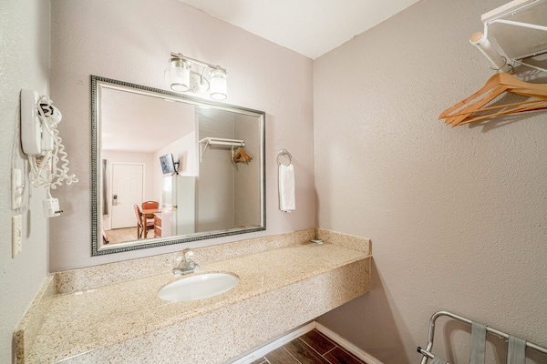 Foto van 2 Queensize bedden | Smk | Falfurrias TX - Vakantiehuis in Falfurrias TX - BathRoom