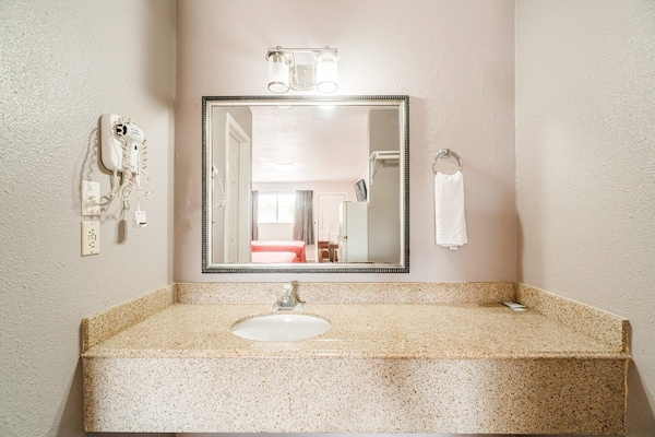 Foto van 2 Queensize bedden | Smk | Falfurrias TX - Vakantiehuis in Falfurrias TX - BathRoom