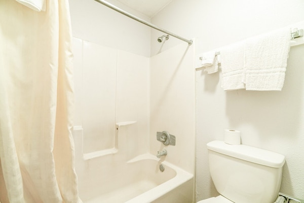 Foto van 2 Queensize bedden | Smk | Falfurrias TX - Vakantiehuis in Falfurrias TX - BathRoom