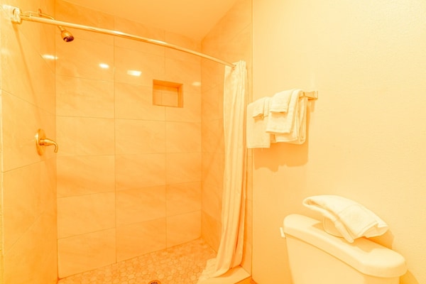 Foto van 2 Queensize bedden | Smk | Falfurrias TX - Vakantiehuis in Falfurrias TX - BathRoom