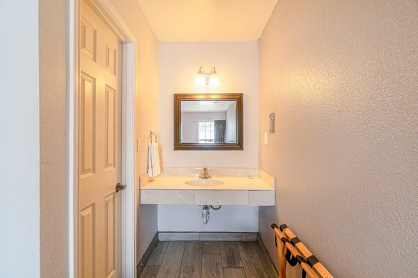 Foto van 2 Queensize bedden | Smk | Falfurrias TX - Vakantiehuis in Falfurrias TX - BathRoom
