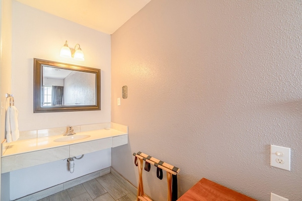 Foto van 2 Queensize bedden | Smk | Falfurrias TX - Vakantiehuis in Falfurrias TX - BathRoom