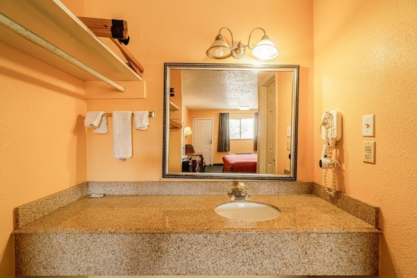 Foto van 2 Queensize bedden | Smk | Falfurrias TX - Vakantiehuis in Falfurrias TX - BathRoom