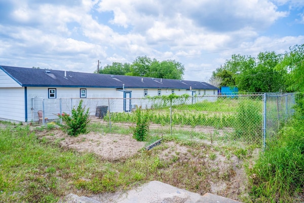 Foto van 2 Queensize bedden | Smk | Falfurrias TX - Vakantiehuis in Falfurrias TX - GardenSummer
