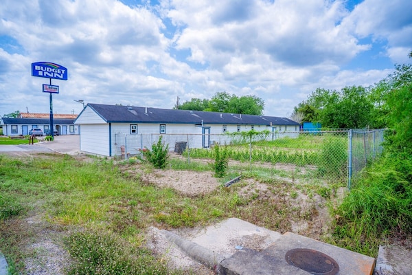 Foto van 2 Queensize bedden | Smk | Falfurrias TX - Vakantiehuis in Falfurrias TX - GardenSummer
