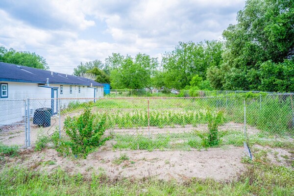 Foto van 2 Queensize bedden | Smk | Falfurrias TX - Vakantiehuis in Falfurrias TX - GardenSummer