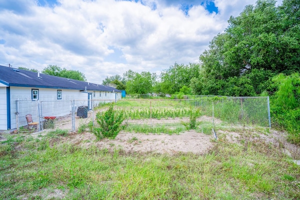 Foto van 2 Queensize bedden | Smk | Falfurrias TX - Vakantiehuis in Falfurrias TX - GardenSummer