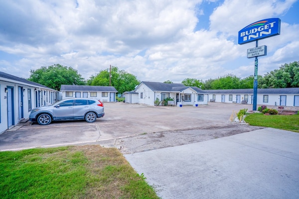 Foto van 2 Queensize bedden | Smk | Falfurrias TX - Vakantiehuis in Falfurrias TX - parking