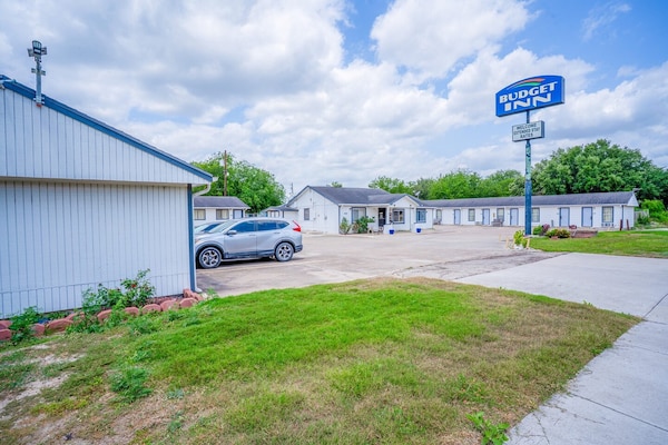 Foto van 2 Queensize bedden | Smk | Falfurrias TX - Vakantiehuis in Falfurrias TX - parking