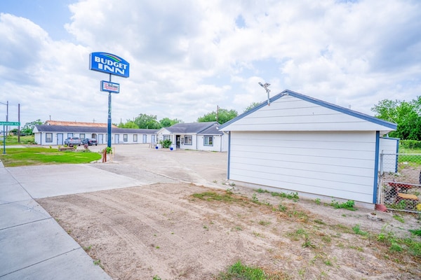 Foto van 2 Queensize bedden | Smk | Falfurrias TX - Vakantiehuis in Falfurrias TX - parking