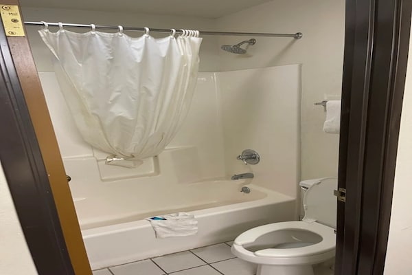 Foto van 2 Dubbele Bedden Niet Roken - Vakantiehuis in Fulton, MO - BathRoom