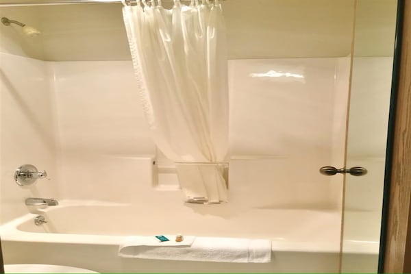 Foto van 2 Dubbele Bedden Niet Roken - Vakantiehuis in Fulton, MO - BathRoom