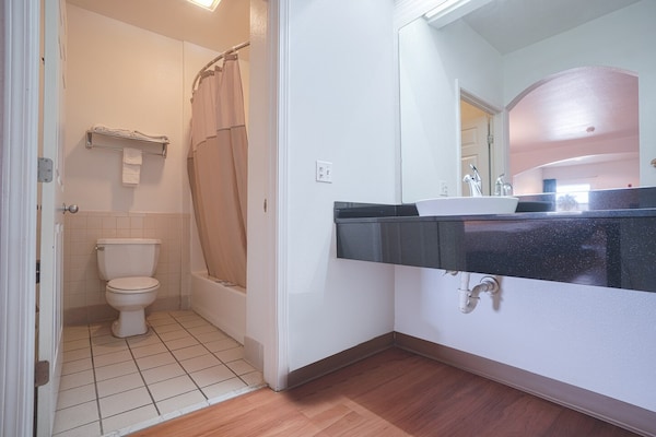 Foto van 2 tweepersoonsbedden (queensize) | Rookvrij - Vakantiehuis in Galveston TX - BathRoom