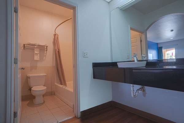 Foto van 2 tweepersoonsbedden (queensize) | Rookvrij - Vakantiehuis in Galveston TX - BathRoom