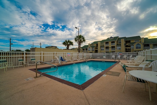 Foto van 2 tweepersoonsbedden (queensize) | Rookvrij - Vakantiehuis in Galveston TX - Pool
