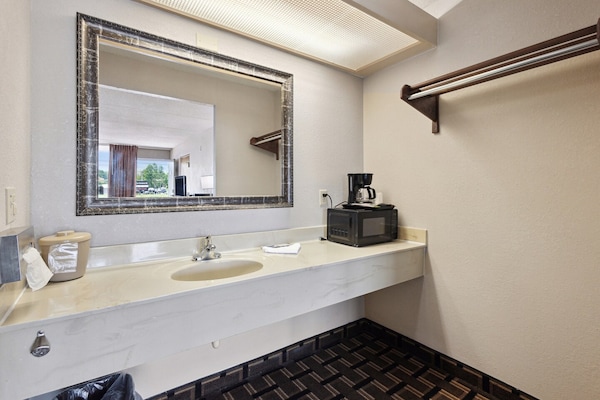 Foto van 2 tweepersoonsbedden (queensize) | Rookvrij - Vakantiehuis in Greeneville, TN - BathRoom