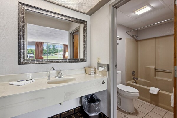 Foto van 2 tweepersoonsbedden (queensize) | Rookvrij - Vakantiehuis in Greeneville, TN - BathRoom