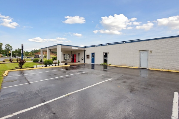 Foto van 2 tweepersoonsbedden (queensize) | Rookvrij - Vakantiehuis in Greeneville, TN - ExteriorSummer