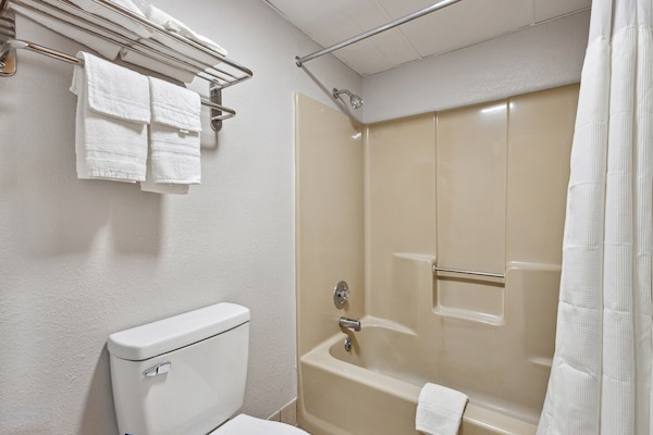 Foto van 2 tweepersoonsbedden (queensize) | Rookvrij - Vakantiehuis in Greeneville, TN - BathRoom
