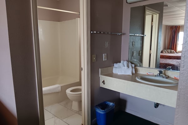 Foto van 1 tweepersoonsbed (queensize) | Rookvrij - Vakantiehuis in Keyswille VA - BathRoom