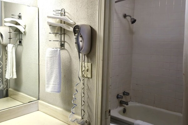 Foto van Lawton OK | 2 tweepersoonsbedden | Roken toegestaan - BathRoom