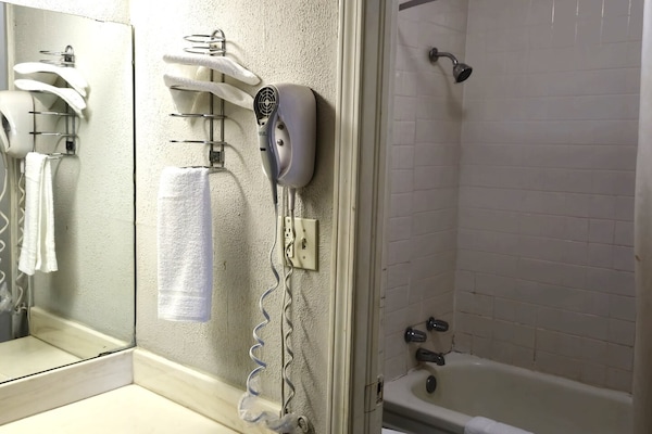 Foto van Lawton OK | 2 tweepersoonsbedden | Roken toegestaan - BathRoom